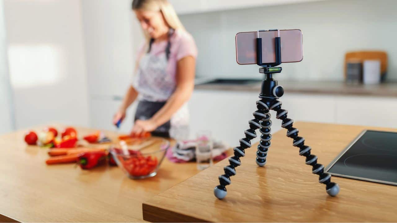 how to connect tripod to phone