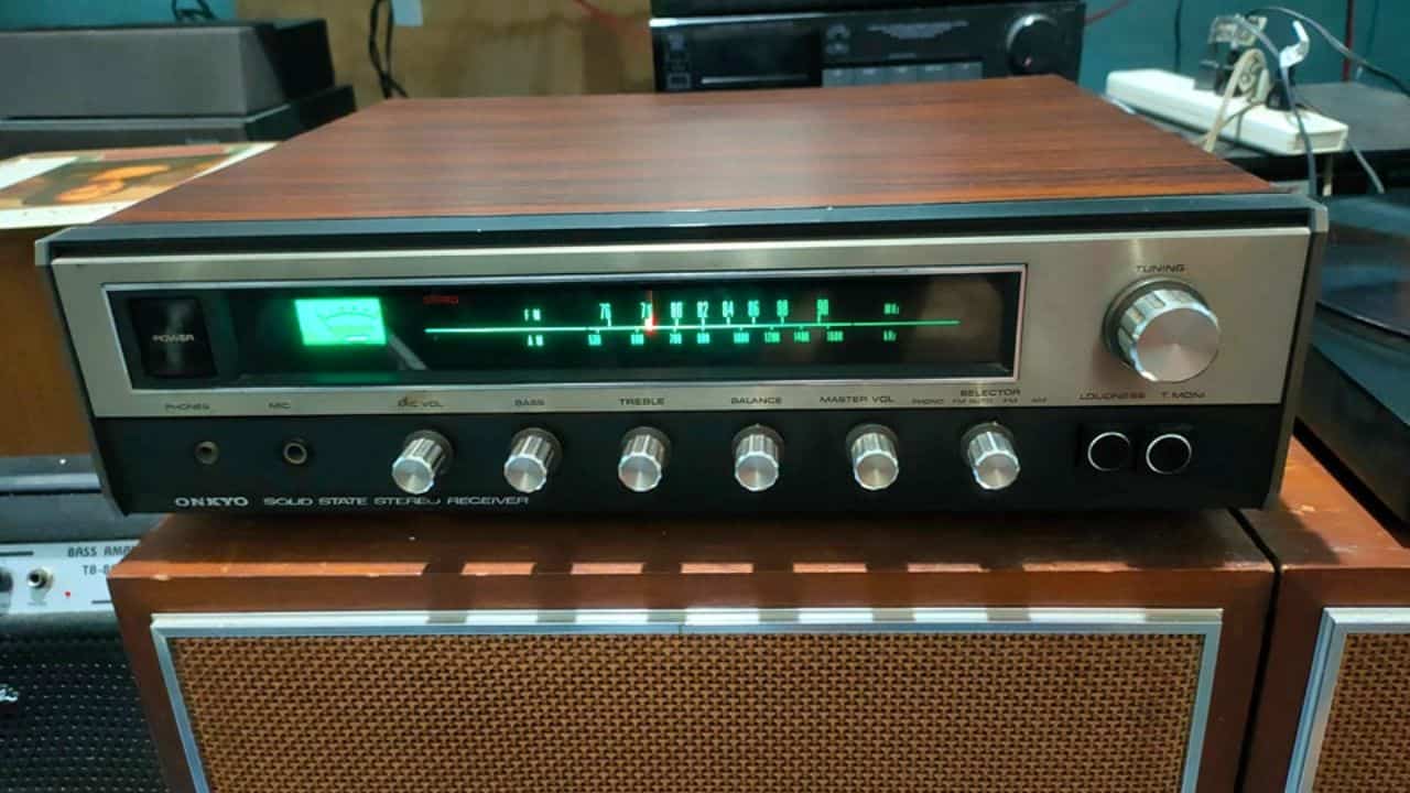 How to Connect Speakers to Vintage Receiver