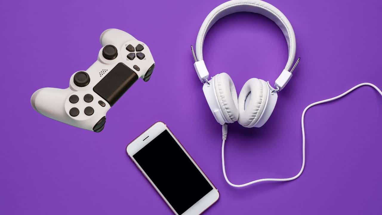 Can You Use IPhone Headphones On PS4